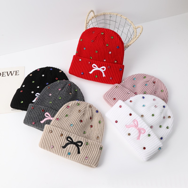 Beanie Cuffed Knit - หมวกบีนนี่ถักสำหรับผู้หญิง ประดับด้วยคริสตัลแวววาว พร้อมโบว์ปักลาย ขอบพับเก็บได้ ให้ความอบอุ่นสำหรับฤดูหนาว หมวกยืดหยุ่นหลายระดับ